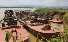 Xử phạt doanh nghiệp có 4 tàu khai thác cát chui 135 triệu đồng