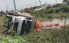 Va chạm ô tô, xe tải lật nhào xuống mương nước