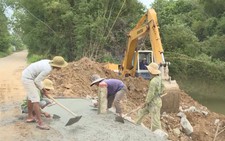 Cấp tốc thi công vượt lũ bảo vệ dự án kè chống sạt lở