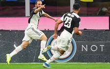 Higuain lập công đưa 'bà đầm già' trở lại ngôi đầu