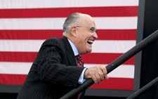 Ông Trump có quyền nhờ các nước điều tra ông Biden?