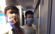 Khách phải bịt khẩu trang vì bị 'hun khói' trên xe lửa