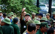 VFF bán vé cho thương binh, nhiều người quá khích trèo rào đòi mua