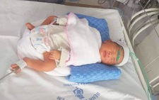 Cứu sống bé trai 34 tuần tuổi trong bụng sản phụ bị ôtô húc văng bất tỉnh