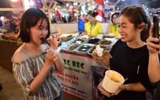 'Chiêu đãi' thực khách quốc tế với bánh căn, đuông dừa, bọ cạp chiên...