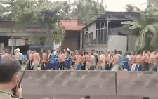 Video: Hơn 100 học viên cai nghiện xông ra ngoài, lấy xe máy người dân trốn chạy