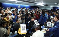 Cảnh sát Hong Kong phải hủy họp báo vì nhà báo đội mũ bảo hiểm phản đối