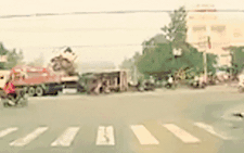 Video: Xe ben lật chỏng vó hi hữu giữa ngã tư