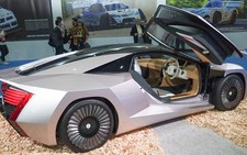 Nhật Bản ra mắt xe ô tô làm từ gỗ trông không khác gì siêu xe