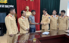 Cảnh sát giao thông trả lại ví có 20 triệu đồng cho người đánh rơi
