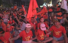Người hâm mộ hào hứng cổ vũ cho tuyển U22 Việt Nam trong trận đá chung kết SEA Games