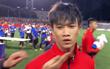 Video: Thầy Park hôn Hoàng Đức khi đang trả lời phỏng vấn đài truyền hình