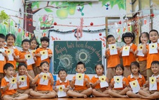 Học sinh mầm non làm hoa hướng dương tặng bệnh nhi ung thư