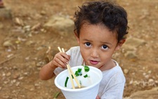 Cô giáo hỏi ai chưa từng ăn phở, tất cả các con đều giơ tay