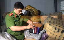 'Đột kích' kho hàng bưu cục, phát hiện nhiều thùng đựng túi Gucci, Chanel nhái