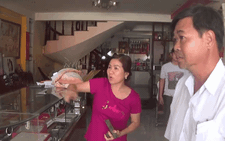Video: Cướp tiệm vàng trong vòng 3 giây, lấy đi hơn 7 chỉ vàng