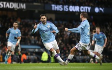 Thắng ngược 'hiện tượng' Leicester, M.C thu hẹp khoảng cách với Liverpool