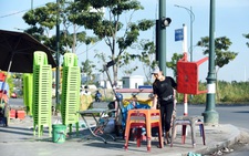 Hàng quán lề đường chuẩn bị đón khách xem pháo hoa, đón năm mới