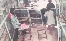 Video: 'Ninja đen' cầm đầu gà đi xin tiền ở Hà Nội