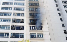 Căn hộ bốc cháy giữa trưa, dân hoảng sợ tháo chạy