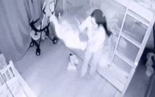 Video: Tạm giữ hình sự người giúp việc cầm chân cháu bé dốc ngược