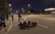 Video: Chạy ra đường đuổi chó, một người bị xe tông tử vong