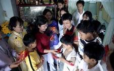 Tô đậm chữ tình cho Tết Việt