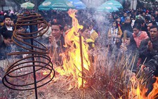 Đền chùa mịt mù khói hương, sặc mùi hóa chất