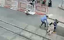 2 nữ nhân viên gác chắn cứu cụ bà trong 2 giây trước đoàn tàu lao tới