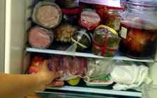 Giò chả, thịt, bánh tét... sau tết sờ thấy nhớt: bỏ ngay, đừng tiếc!