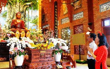 Tới chùa hãy đốt 'tâm hương'