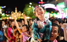 Đường hoa Nguyễn Huệ ngập biển người tham quan