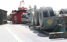 Xe container lật trúng xe taxi, hai người thoát chết