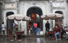 Thu phí tham quan đền, chùa để bảo tồn di tích