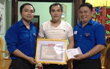Tặng giấy khen hai thanh niên dũng cảm cứu học sinh đuối nước