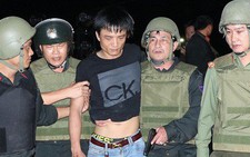 Khởi tố nghi phạm vận chuyển ma túy ôm súng cố thủ trong xe