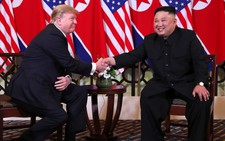 Video khoảnh khắc hai ông Trump - Kim bắt tay tại Hà Nội