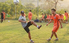 Đứng dậy sau những biến cố - Kỳ 1: Anh Khoa quyết không rời sân bóng
