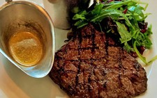 Tại sao mỗi lần gặp, 2 ông Trump - Kim luôn ăn cocktail tôm và thịt bò?