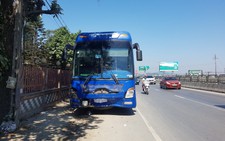 Xe khách va chạm xe biển xanh, 3 người chết, 5 bị thương