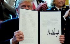 Ông Trump đã phủ quyết để ‘bảo vệ’ bức tường biên giới