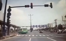 Né xe buýt vượt đèn đỏ, xe ben suýt gây tai nạn thảm khốc