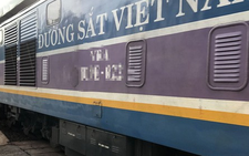 Chạy xe máy băng ngang đường sắt, hai cụ già bị tàu hỏa đâm