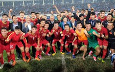 Thủ tướng, Chủ tịch Quốc hội, HLV Park chụp hình cùng tuyển U23 Việt Nam