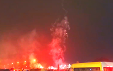 Video cổ động viên đốt pháo sáng ăn mừng chiến thắng 4-0 trước Thái Lan