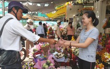 Nhiều cửa hàng ngưng nhận bán hoa 8-3 vì quá tải