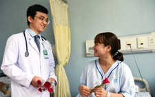 Tặng hoa hồng cho 600 bệnh nhân nữ