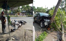 'Xe điên' tông 3 người dừng xe máy mua nước mía bên vệ đường