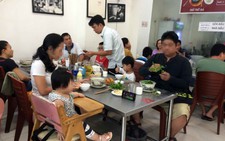 Con coi 10 clip mới ăn hết chén cơm, coi chừng hại trẻ