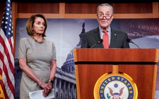 Đảng Dân chủ chia rẽ, luận tội là... giúp ông Trump?